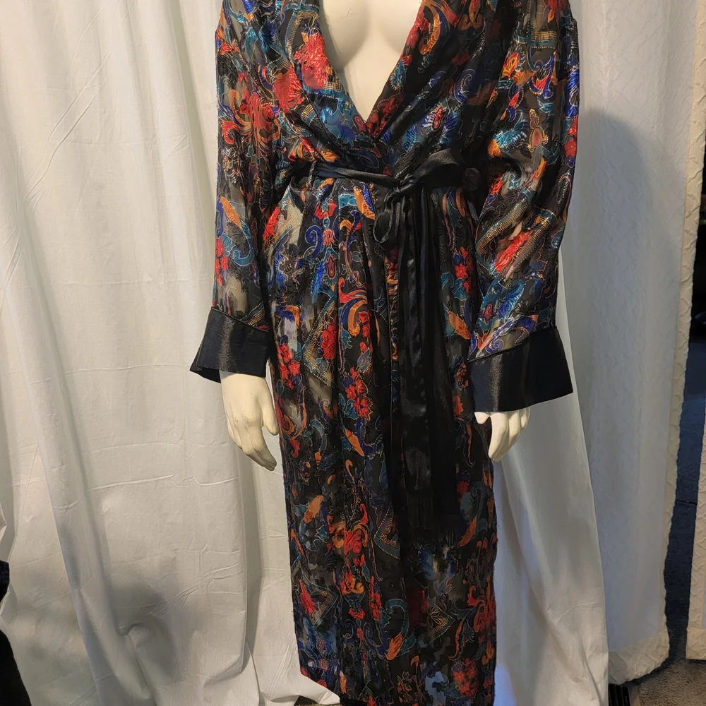 Victoria's Secret‎ Black and Red Paisley Robe